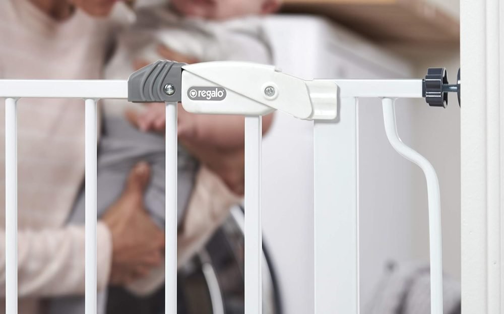 Regalo Easy Step 124cm Extra Wide Baby Gate, Platinum, Includes 10cm and 30.5cm Extension Kit - Image 3